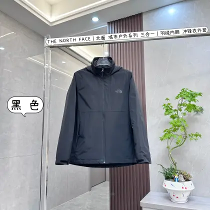 【G版纯原】核心私聊 有量有价 THE NORTH FACE|北面 城市户外系列 三合一|羽绒内胆 冲锋衣外套 以下是关于THE NORTH FACE北面城市户外系列三合一羽绒内胆冲锋衣外套的介绍: 品牌与设计 • 经典品牌:北面作为拥有悠久历史的户外知名品牌,一直以专业的品质和创新的设计,为户外爱好者提供可靠的装备,这件冲锋衣也不例外,是品牌卓越品质的体现. • 时尚外观:融合城市时尚与户外机能元素,简约设计风格,能够轻松适配各种城市户外场景,无论是日常通勤、逛街还是户外运动,都能展现独特的风格. 材质与性能 • 外层面料:采用DRYVENT®科技面料,由双层尼龙与微孔膜复合而成,具备优秀的防水、防风和透气性能. • 羽绒内胆:填充550蓬松度的RDS认证鹅绒,绒朵大、蓬松度高,能有效阻挡冷空气,为身体提供温暖的呵护. • 防风细节:下摆抽绳调节系统可快速收紧,防止冷风灌入;魔术贴袖口设计,可根据需求调节松紧,增强防风效果. 功能与细节 • 多场景适配:立体剪裁风帽兼容头盔,方便在进行登山、骑行等需要佩戴头盔的运动时使用;反光徽标增强了夜间的辨识度,提高在低光照环境下的安全性. • 便捷收纳:腋下透气拉链,在运动过程中可快速散热排汗,保持身体干爽舒适.可拆卸的羽绒内胆,可单独作为一件轻薄羽绒服穿着,也可与外层冲锋衣搭配,适应不同的天气和活动需求. • 穿着舒适:抓绒内衬插手袋可存放暖手宝等小物件,为双手提供温暖;内胆接缝处采用八线锁边工艺,经多次机洗测试未出现跑绒现象,保证了产品的耐用性和穿着体验.
